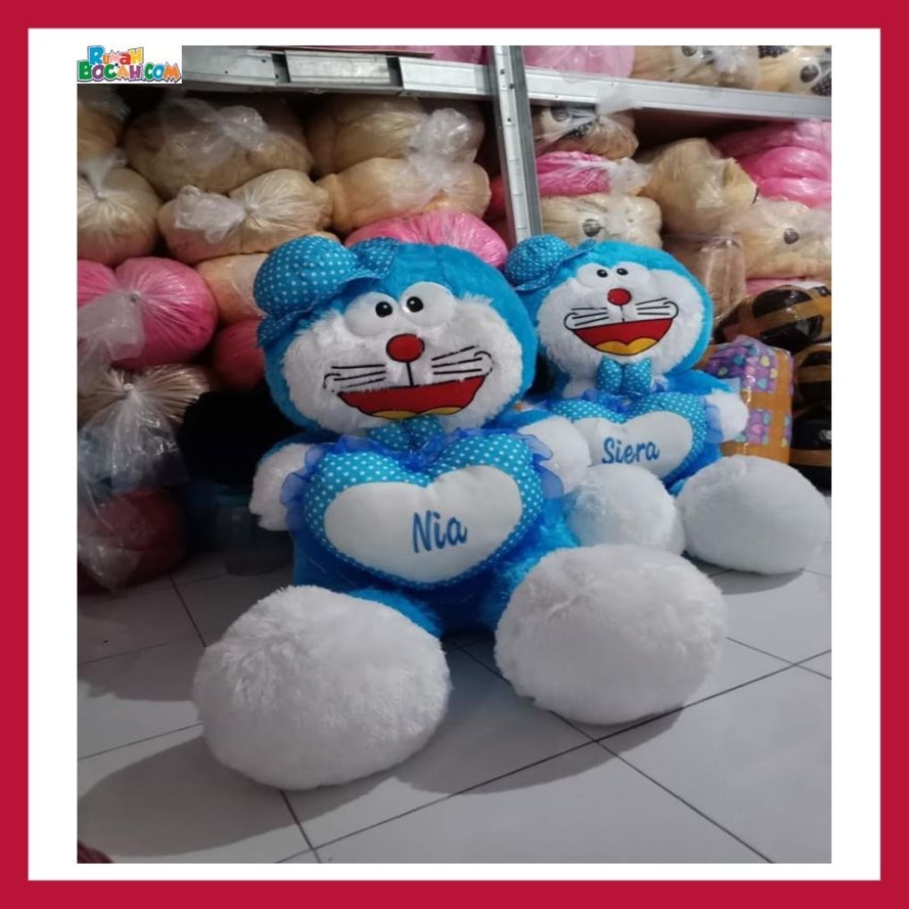 Kado Ulang Tahun Anniversary Pernikahan Anak Remaja Sahabat Pacar Perempuan Cewek Putri Boneka Besar Jumbo Doraemon 1,2 Meter Topi Love Cetak Ukir Nama Ucapan Bungkus Kado-min