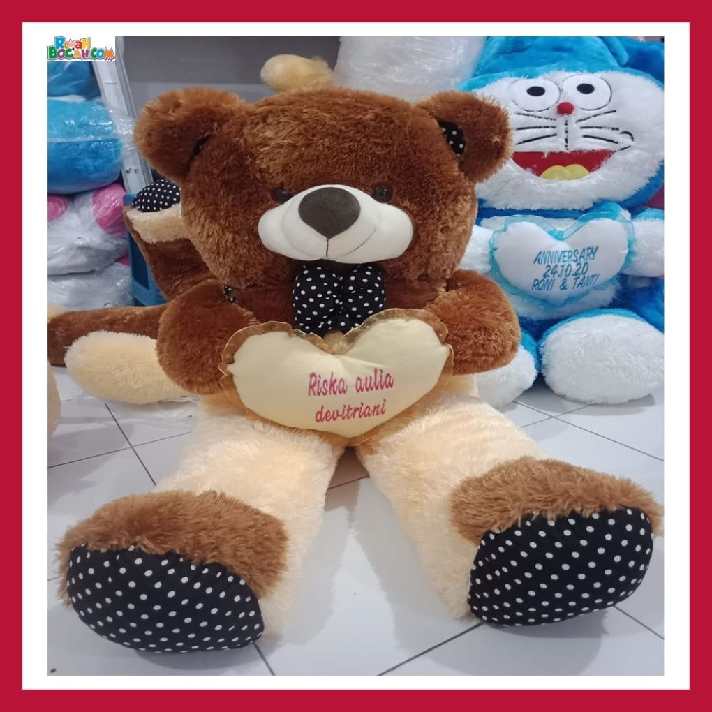 Kado Ulang Tahun Anniversary Pernikahan Sahabat Pacar Remaja Anak Perempuan Cewek Putri Boneka Jumbo Besar Teddy Bear Beruang Jojon Coklat 1 Meter Ukir Cetak Nama Ucapan Bungkus Kado-min