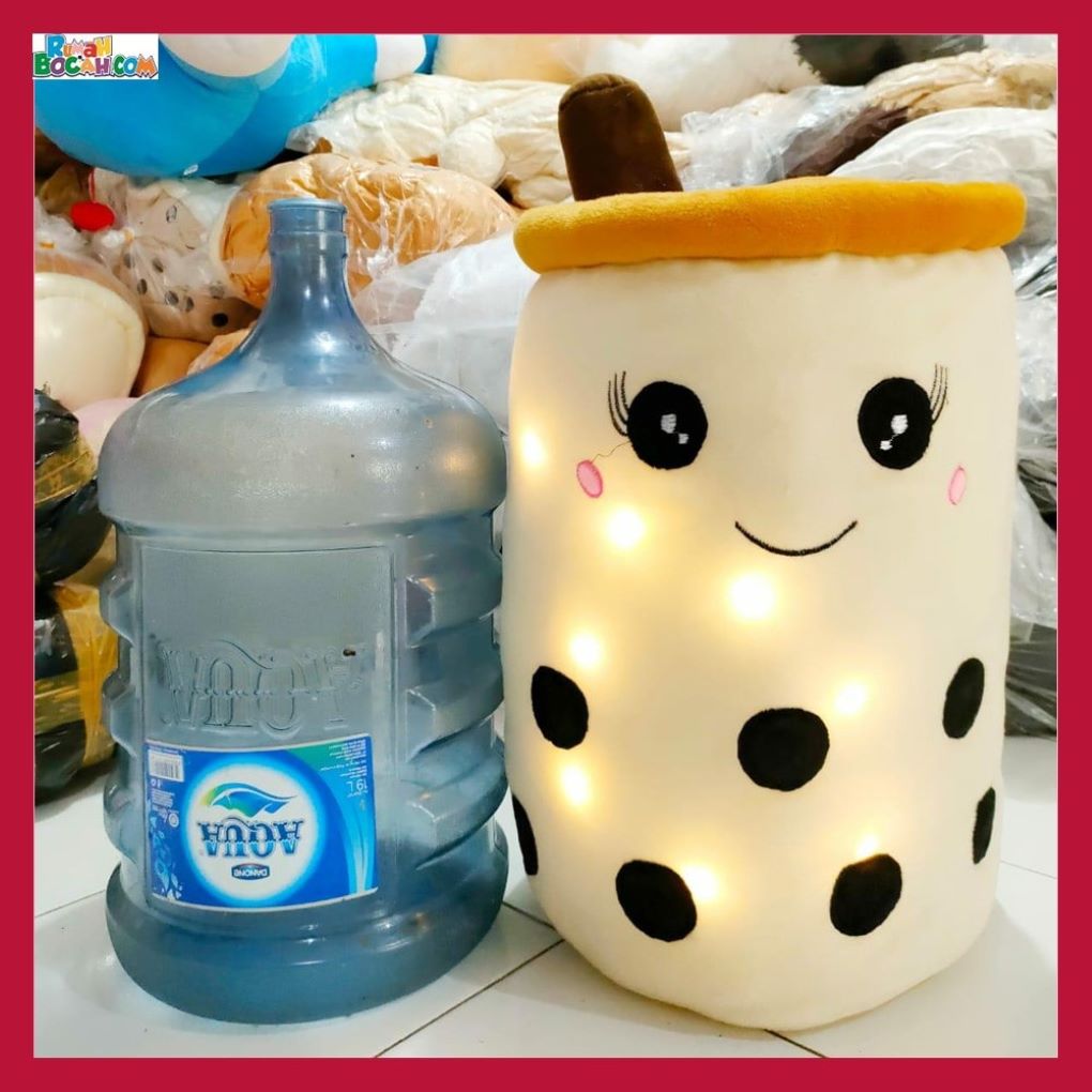 Kado Ulang Tahun Anniversary Sahabat Pacar Remaja Anak Perempuan Cewek Putri Boneka Jumbo Besar Minuman Boba Putih 60 cm Lampu LED Bungkus Kado-min