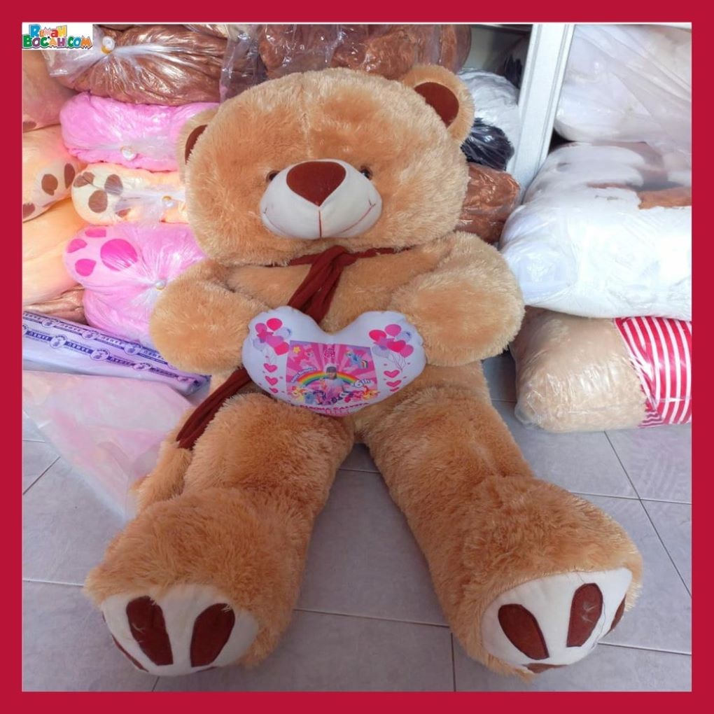 Kado Ulang Tahun Anniversary Pernikahan Anak Sahabat Pacar Remaja Perempuan Cewek Putri Boneka Jumbo Besar Ukir Cetak Nama Foto Teddy Bear Beruang Coklat Syal Telapak 1,2 Meter Bungkus Kado-min