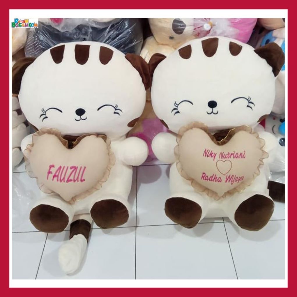 Kado Ulang Tahun Anniversary Sahabat Cewek Pacar Anak Remaja Perempuan Boneka Jumbo Besar Kawai Ukir Nama Ucapan Cetak Foto Coklat-min