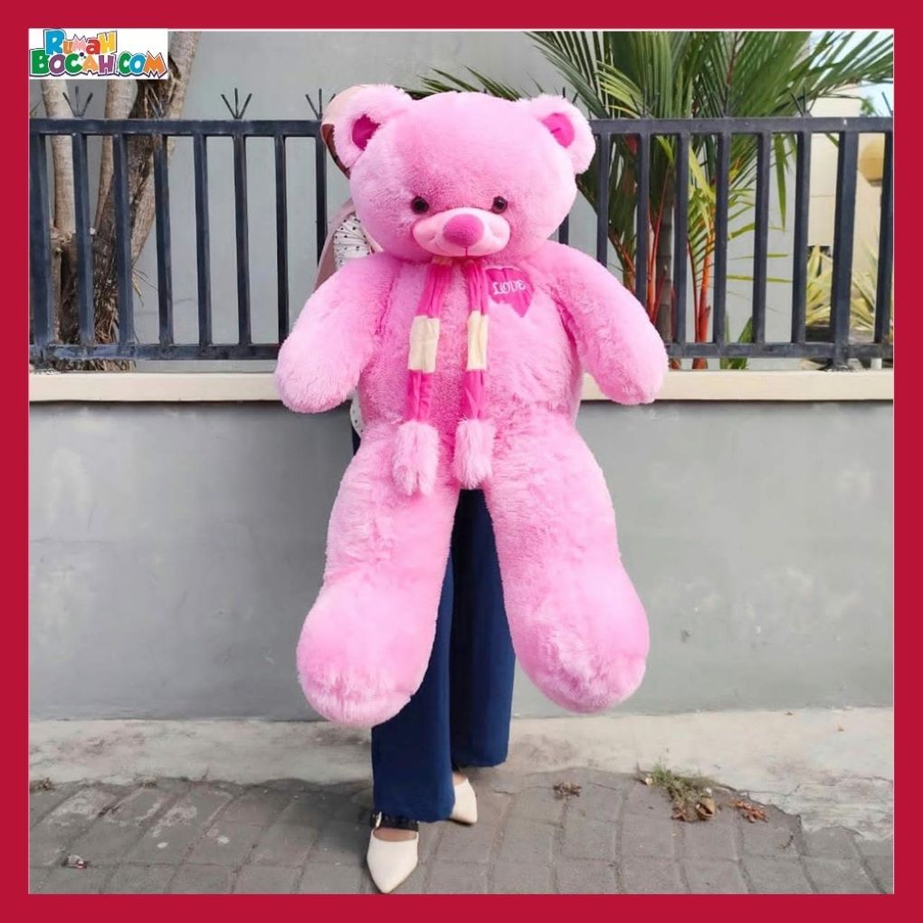 Kado Ulang Tahun Anniversary Pernikahan Istri Anak Sahabat Pacar Remaja Perempuan Cewek Putri Boneka Besar Jumbo Teddy Bear Beruang 1,1 Meter Syal Love Pink Bungkus Kado-min